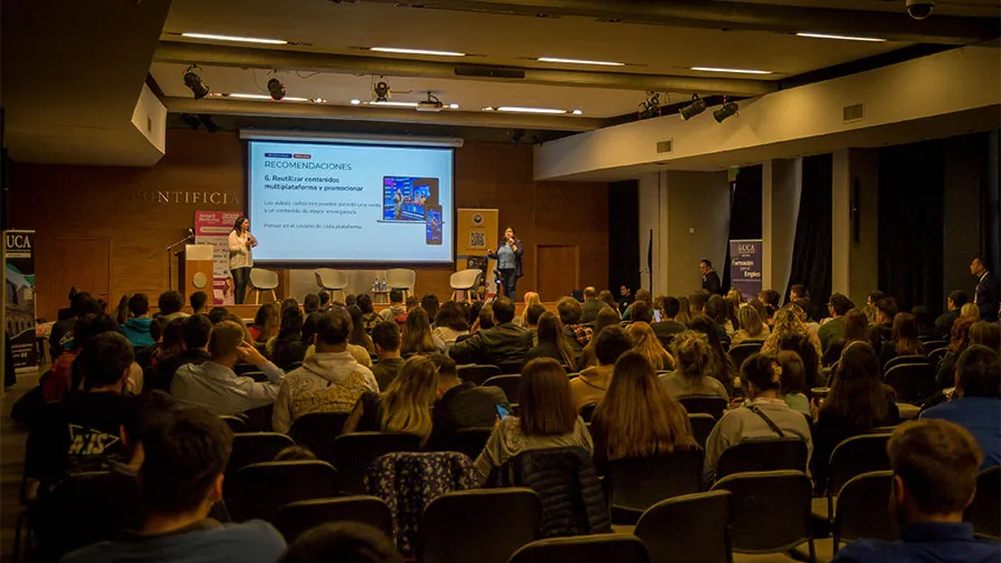 El jueves pasado, en el amplio salón de la UCA Paraná, se realizó la Octava Edición del evento de Redes Sociales más importante el país. 