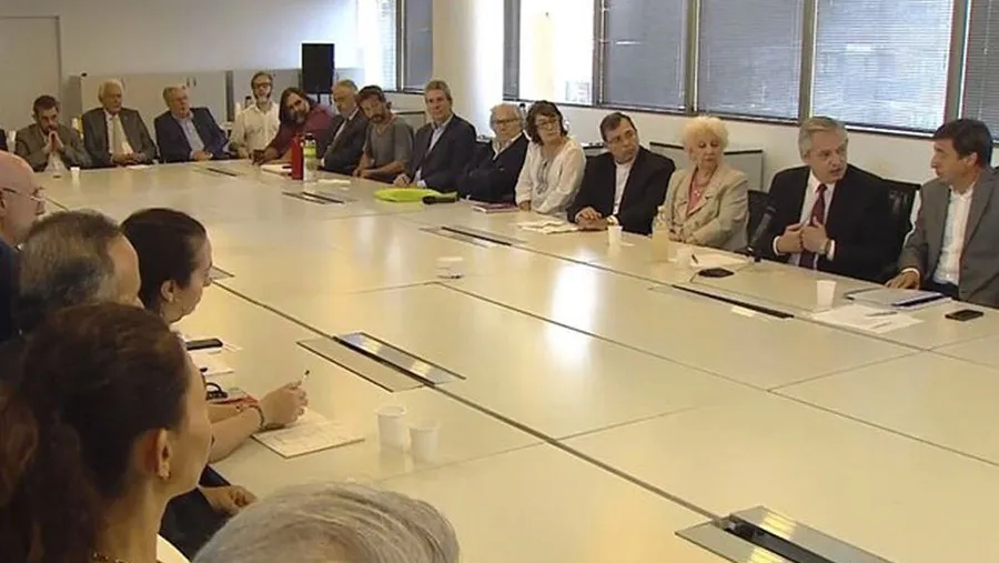 Fernández y Arroyo, el día que se reunió la mesa de lucha contra el hambre; enfrente Salvia (de anteojos).