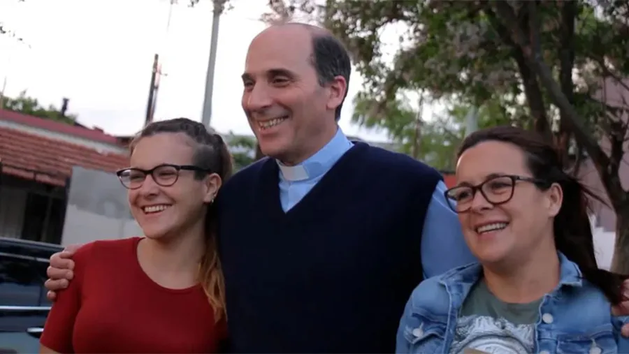 Candela Giarda, el Padre José Dabusti y Roxana Sosa: los protagonistas de la historia. Candela Giarda, el Padre José Dabusti y Roxana Sosa: los protagonistas de la historia.