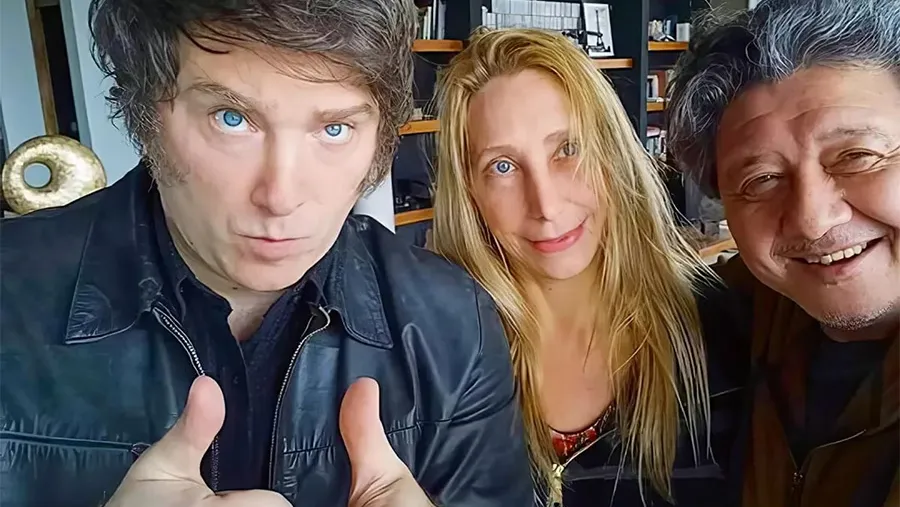 El candidato Javier Milei, junto a su hermana Karina y a su armador político Carlos Kikuchi.