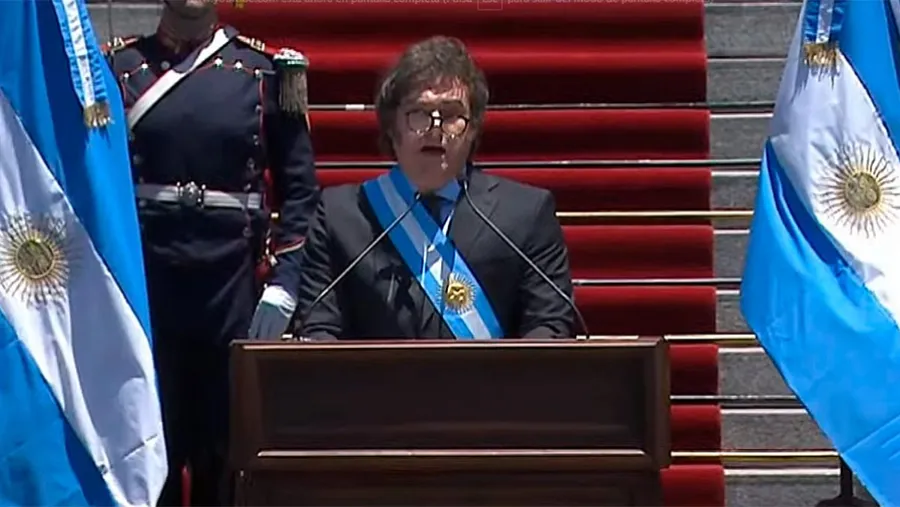 Milei adelanto que “habrá estanflación, pero no es algo muy distinto a lo que pasó en los últimos 12 años, cuando el PBI per cápita cayó 15% en un contexto donde acumulamos 5 mil por ciento de inflación”.