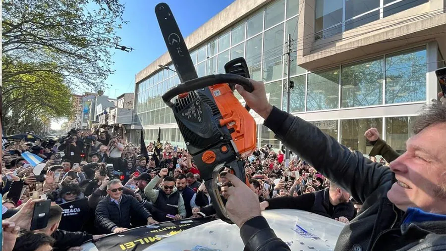 Imagen de archivo de Javier Milei ostentando la motosierra para desguazar al Estado.