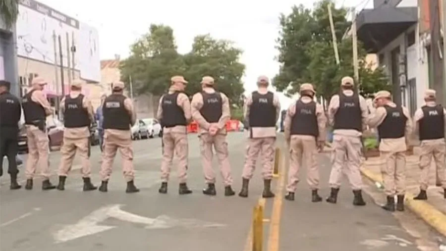 Las Fuerzas Federales llegaron a Misiones para desarticular la protesta policial.