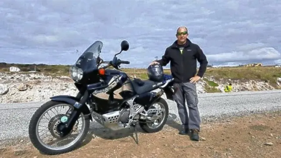 Una moto de diseño atractivo expone el absurdo de una frontera inexistente. Foto gentileza diario La Gaceta.