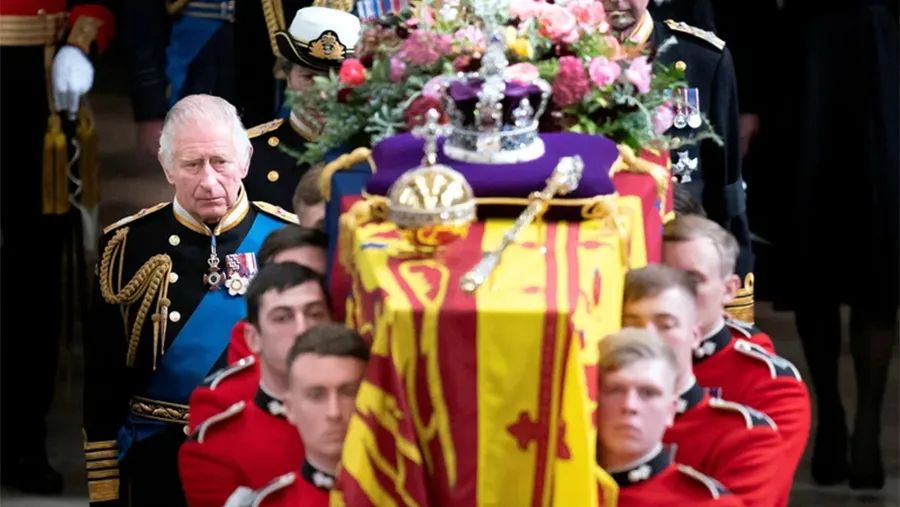 El rey Carlos de Inglaterra y miembros de la familia real siguen detrás del ataúd de la reina Isabel II de Inglaterra, mientras es sacado de la Abadía de Westminster después de su funeral de Estado, Londres, Gran Bretaña, 19 de septiembre de 2022. Danny Lawson.