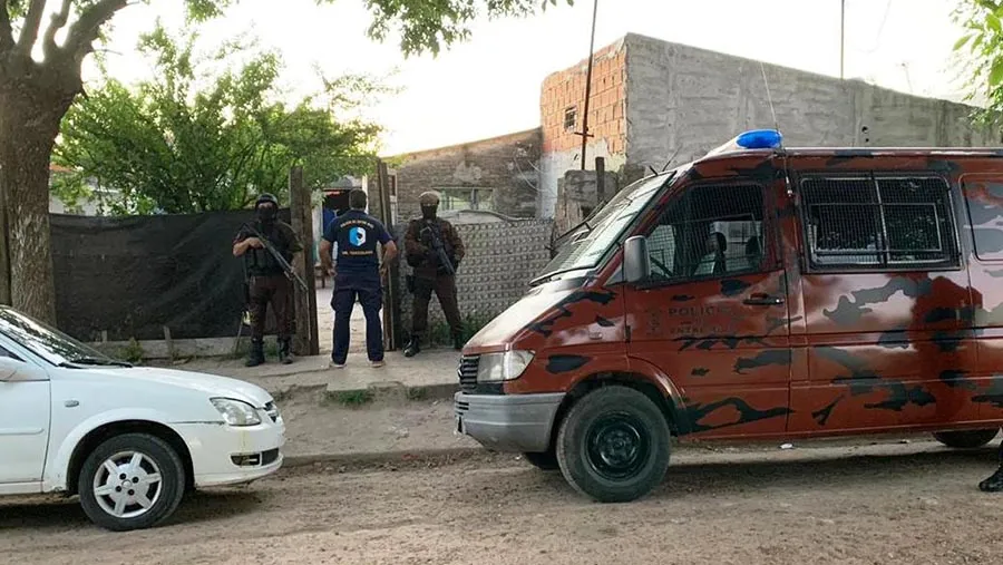 Los allanamientos se realizaron en dos viviendas y se detuvieron a dos hombres y hay un tercero identificado que tiene pedido de captura.