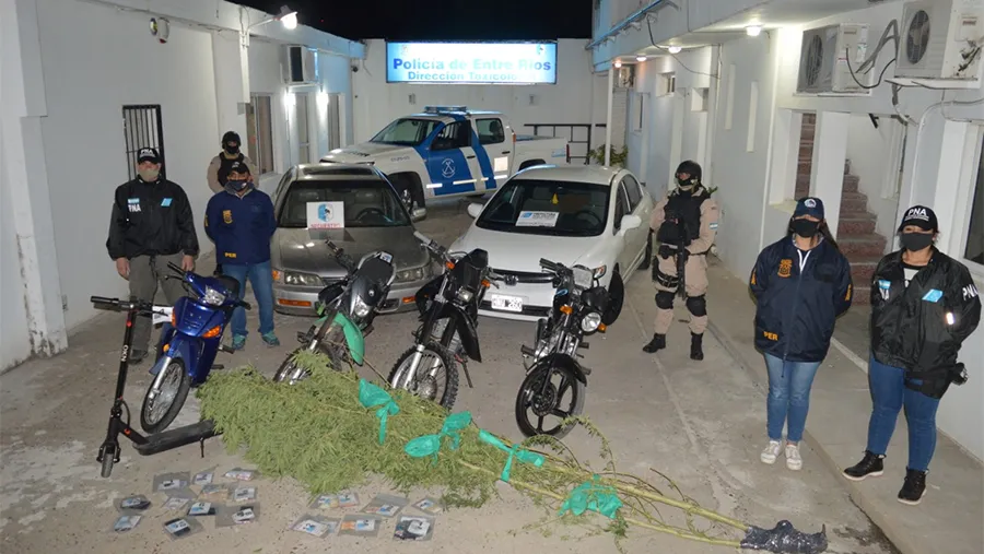 En los nueve allanamientos se secuestraron vehículos, drogas y otros elementos de interés para la causa por comercializar estupefaciente en menor escala.