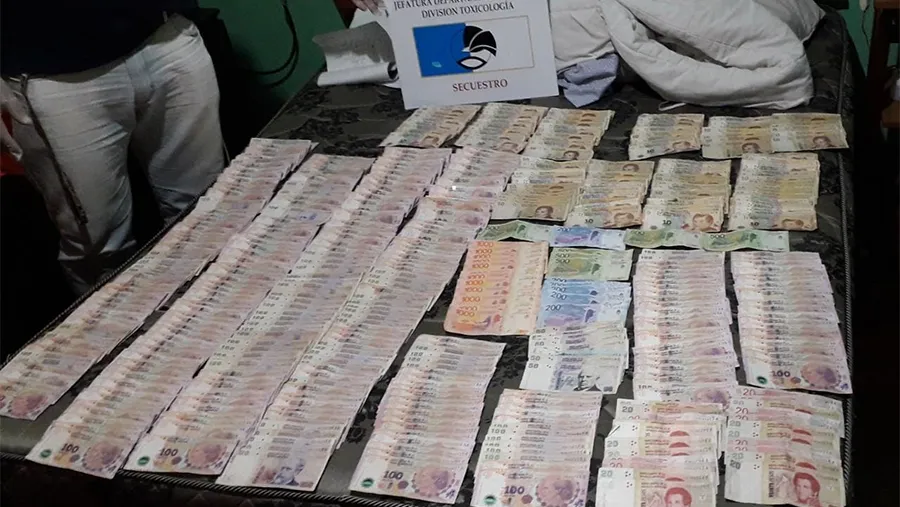 En el barrio Puerto Viejo de Paraná se realizaron 14 allanamientos, hubo cuatro personas detenidas y se secuestró drogas y dinero en efectivo.