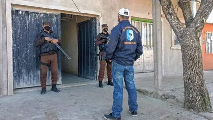 Toxicología desbarató una banda con allanamientos en distintos barrios de la zona Oeste de Concordia. La principal sospechosa de narco tiene pedido de captura.