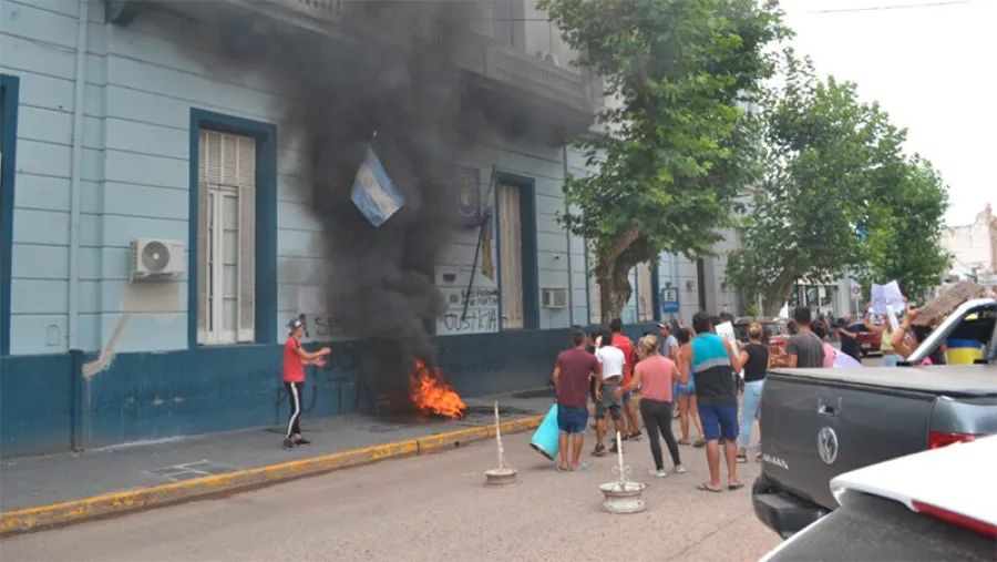 Hubo incidentes en una protesta frente a la Comisaría de Victoria