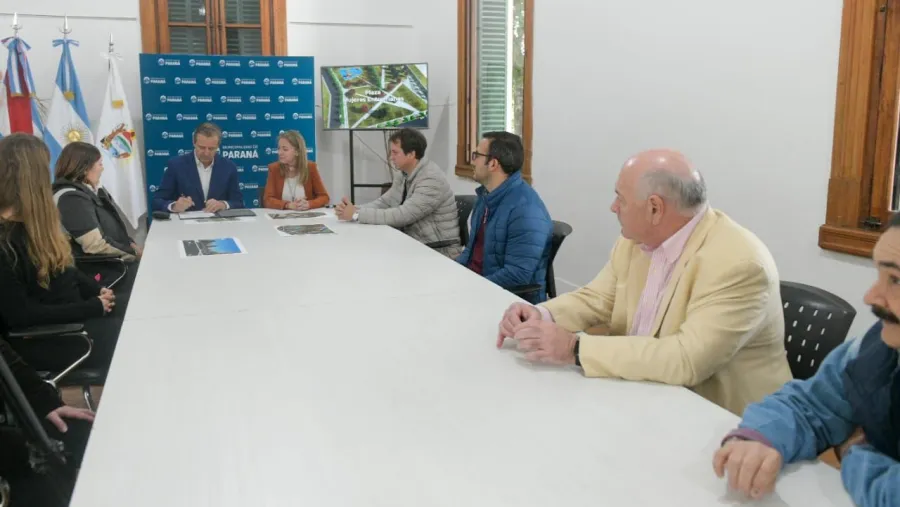 Firmaron el contrato para el inicio de la puesta en valor de la plaza Mujeres Entrerrianas