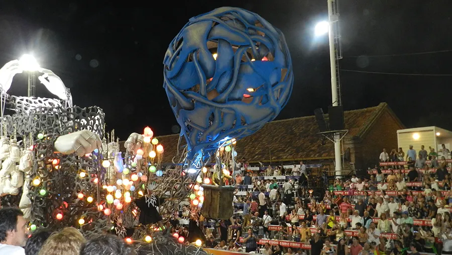 La comparsa O´Bahía del Club Pescadores abrió la cuarta noche del Carnaval del País y despidió enero en un Corsódromo que reunió a casi 20 mil personas
