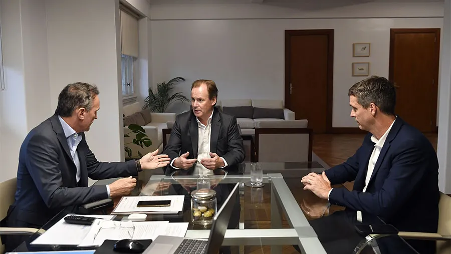 El gobernador y el administrador del Enohsa reunidos con el ministro de Obras Públicas de la Nación. El gobernador y el administrador del Enohsa reunidos con el ministro de Obras Públicas de la Nación.