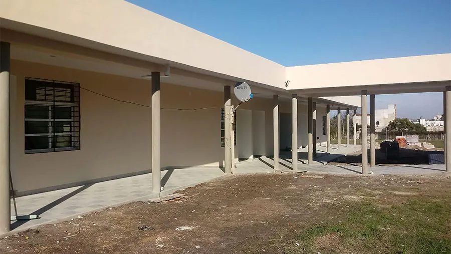 “Con financiamiento nacional estamos ejecutando la construcción del nuevo edificio de la Técnica N° 4 Pablo Broese, de Larroque, la cual se encuentra en obra y representa una inversión de más de 40 millones de pesos”, dijo Richard.