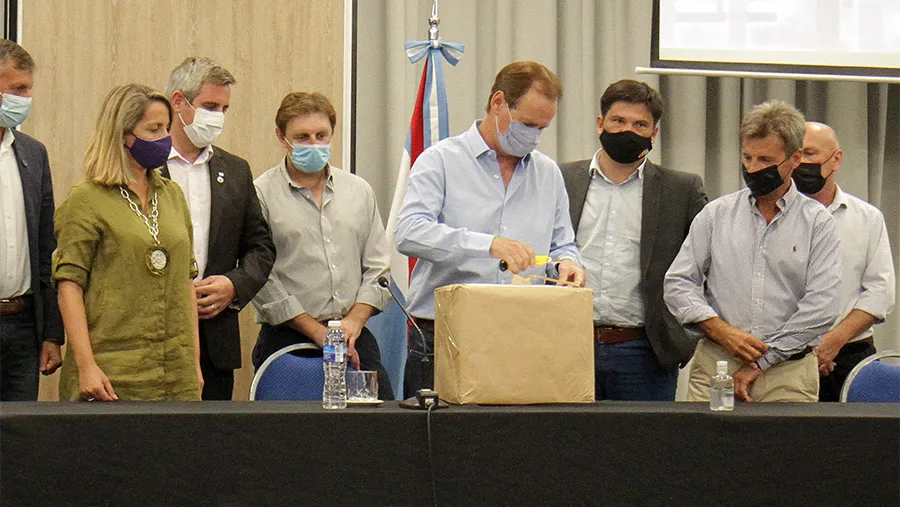 Imagen de archivo de un acto licitatorio en la provincia. El 12 de febrero se licitarán obras por más de 1.000 millones de pesos, además de obra de saneamiento por 32 millones de dólares. Imagen de archivo de un acto licitatorio en la provincia. El 12 de febrero se licitarán obras por más de 1.000 millones de pesos, además de obra de saneamiento por 32 millones de dólares.