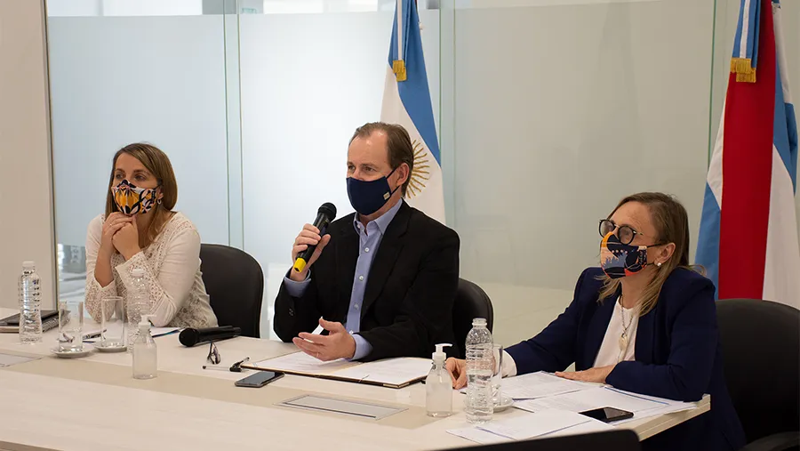 El gobernador Gustavo Bordet junto a la vicegobernadora, Laura Stratta; y la ministra de Desarrollo Social, Marisa Paira.