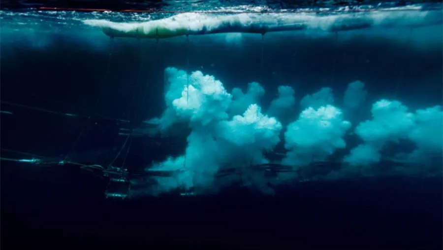 Imágenes tomadas por Greenpeace durante una "exploración sísmica" en aguas cercanas a Groenlandia. Imágenes tomadas por Greenpeace durante una "exploración sísmica" en aguas cercanas a Groenlandia.