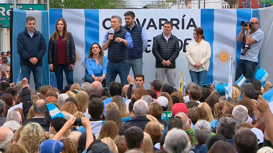 Durante su discurso, Macri se mostró escoltado por Vidal y acompañado por la vicepresidenta, Gabriela Michetti; y los candidatos a diputados bonaerenses, Cristian Ritondo y María Luján Rey.