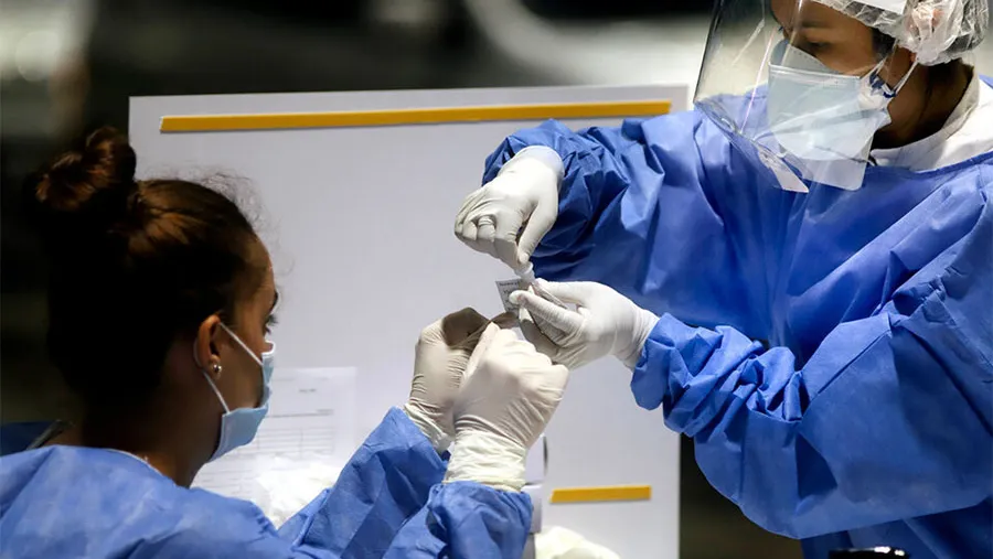 El Ministerio de Salud de la Nación confirmó que en las últimas 24 horas el número total de contagios fue de 9.803, en tanto que los fallecimientos se ubican en 89 personas.