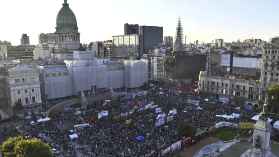Miles de mujeres marcharon en reclamo de la ley de legalización del aborto Miles de mujeres marcharon en reclamo de la ley de legalización del aborto