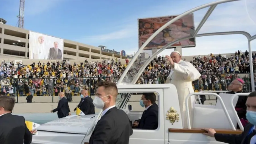 A los fieles que lo acompañaron, el papa Francisco les pidió que “trabajen juntos en unidad por un futuro de paz y prosperidad que no discrimine ni deje atrás a nadie”.