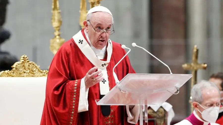 Imagen de archivo del papa Francisco presidiendo la misa de Pentecostés en la Basílica de San Pedro en El Vaticano.