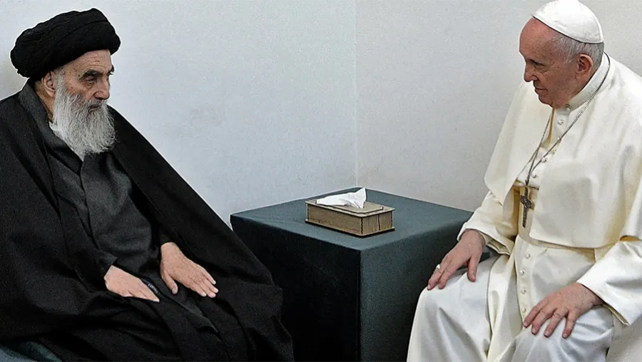 Diálogo histórico. Francisco visitó a Al-Sistani en su residencia.