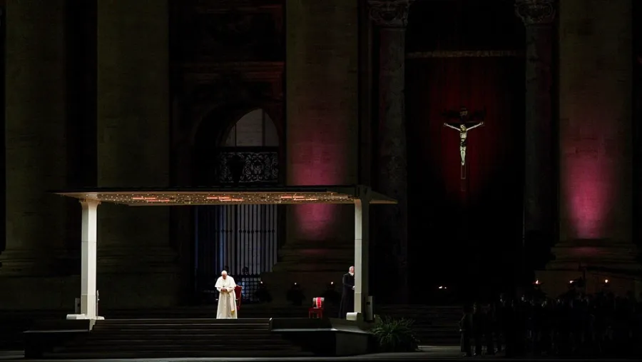El Papa Francisco presidió en la Plaza San Pedro un Vía Crucis escrito por niños y jóvenes El Papa Francisco presidió en la Plaza San Pedro un Vía Crucis escrito por niños y jóvenes