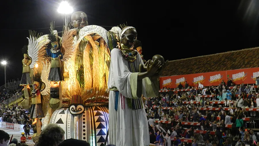 La comparsa Papelitos (Club de Pescadores) será la encargada de abrir la octava noche en el Corsódromo “José Luis Gestro” e inaugurar el fin de semana extra largo por el feriado de Carnaval.
