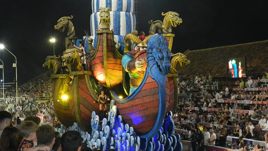 Papelitos (Club Juventud Unida) será la encargada de abrir hoy a las 22 la quinta noche en el Corsódromo “José Luis Gestro”. Gualeguaychú vibra al ritmo del Carnaval del País.