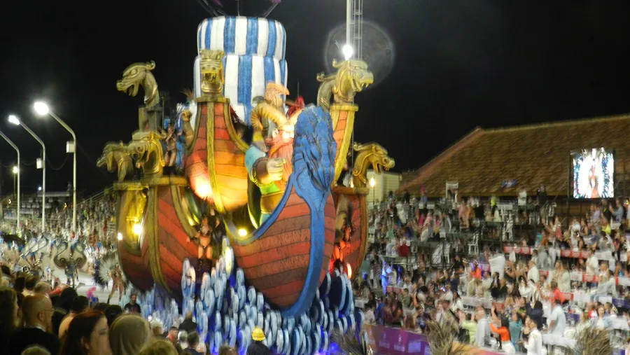 Papelitos con su tema “Valkë, ser nórdico antiguo del oeste” será la primera en desfilar por el Corsódromo de Gualeguaychú.