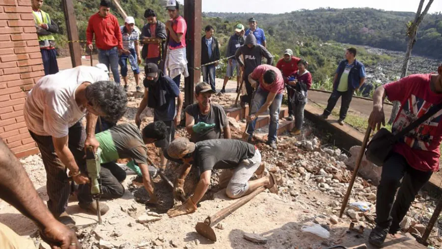 Los restos fueron descubiertos debajo del piso de uno de los baños de una casa que perteneció al dictador paraguayo Alfredo Stroessner. Los restos fueron descubiertos debajo del piso de uno de los baños de una casa que perteneció al dictador paraguayo Alfredo Stroessner.