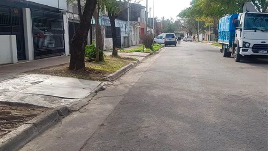 Un motociclista murió tras chocar contra un árbol en barrio San Agustín