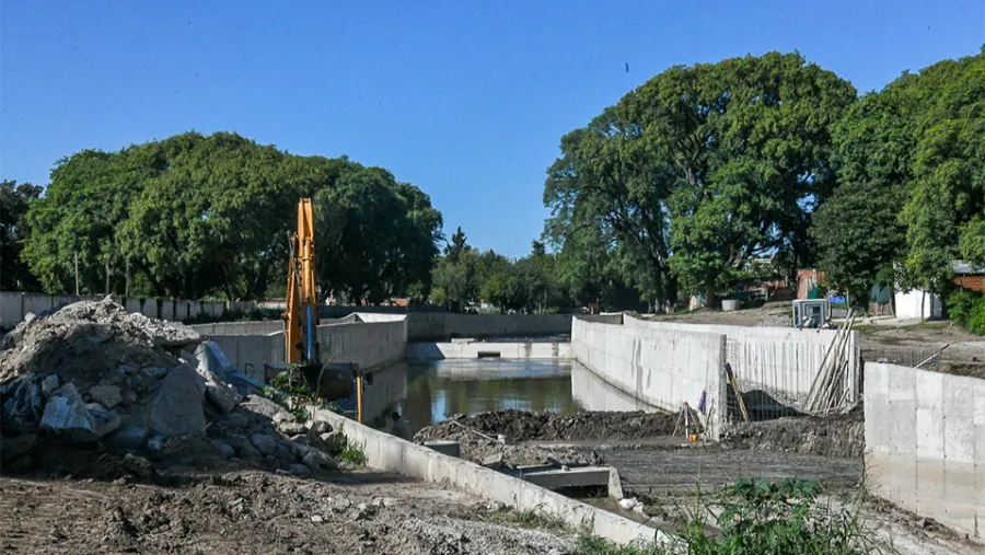 La obra además de solucionar un histórico problema de saneamiento del agua, generará beneficios ambientales, turísticos y urbanos con un nuevo espacio de disfrute para los vecinos.