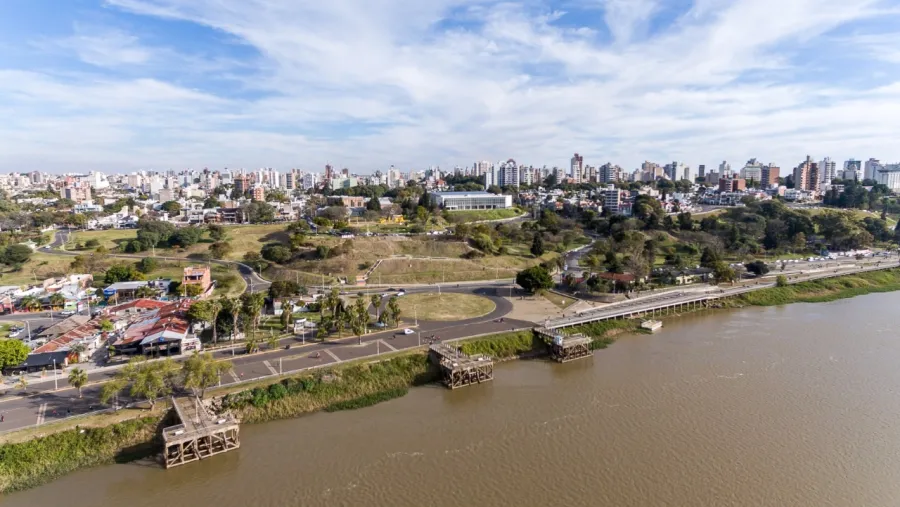 Ciudad de Paraná aérea desde el río Ciudad de Paraná aérea desde el río