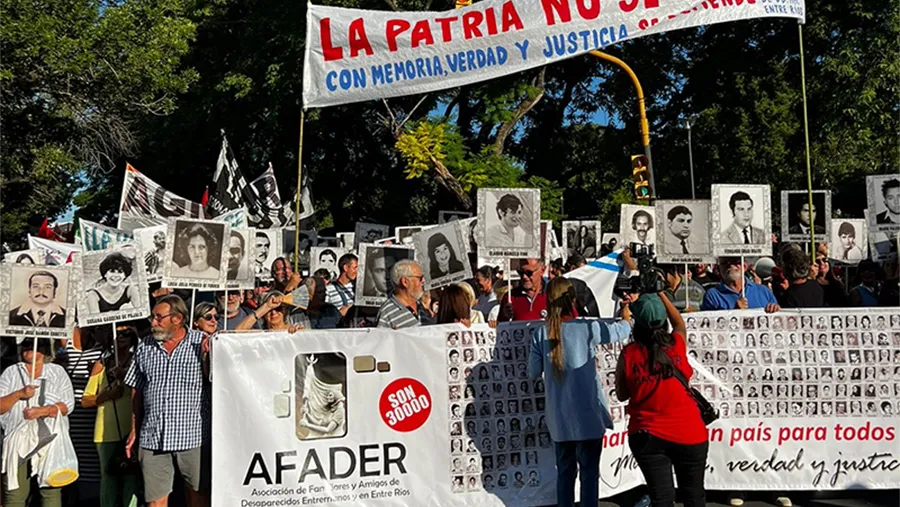 En Paraná, la marcha partió desde la Plaza Sáenz Peña y fue organizada por la Multisectorial de Derechos Humanos, que tuvo una importante convocatoria de organizaciones y público en general.
