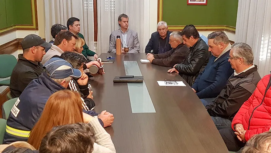 El intendente de Gualeguaychú presidió la primera reunión paritaria con los trabajadores municipales que reclaman un aumento del 25 por ciento. El intendente de Gualeguaychú presidió la primera reunión paritaria con los trabajadores municipales que reclaman un aumento del 25 por ciento.