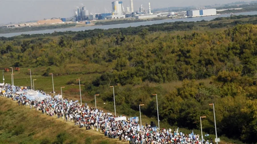 v La tradicional marcha para protestar por la presencia de UPM-Botnia se realizará “de forma virtual” a raíz del aislamiento social, preventivo y obligatorio, pero continuando con la innegociable lucha por la vida y el NO a las pasteras.