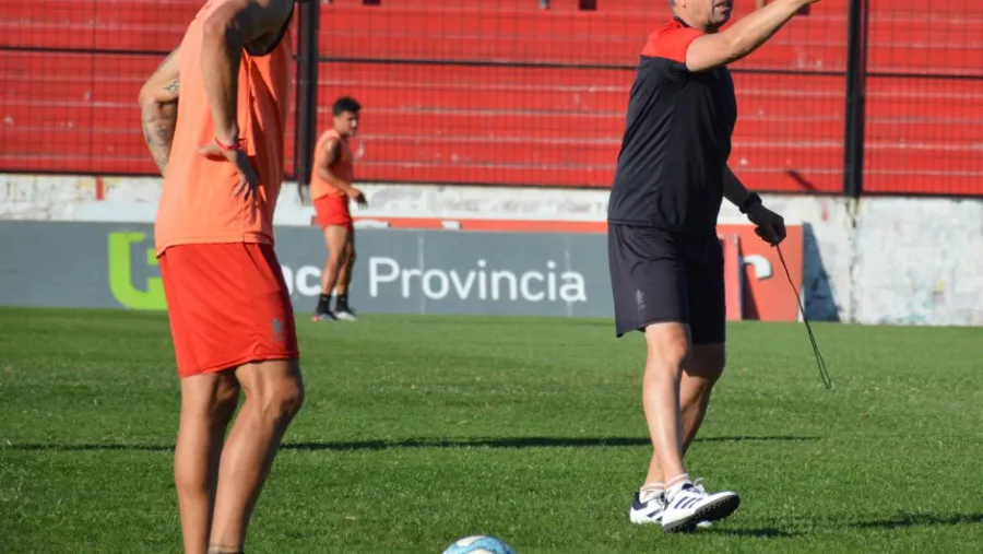 Gustavo Álvarez probó un equipo con tres delanteros y varias novedades