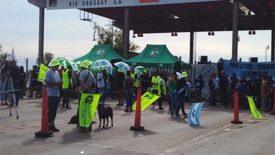 Los 500 trabajadores de la empresa Caminos del Río Uruguay quedarán sin trabajos a partir del 9 de abril. Nadie asegura siquiera si recibirán indemnizaciones y la incertidumbre de suma al malestar social.