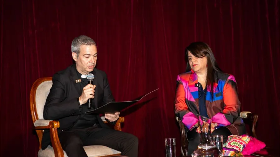 Jordi Bertomeu y Paola Ugaz durante la lectura de la carta del papa León XIV. Jordi Bertomeu y Paola Ugaz durante la lectura de la carta del papa León XIV.