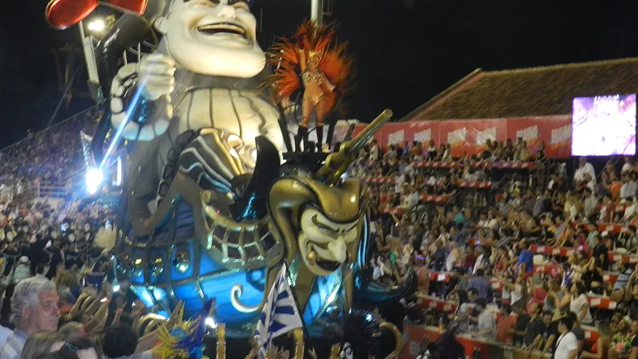 La comparsa O´Bahía (Club de Pescadores) abrió la séptima noche del Carnaval del País. La comparsa O´Bahía (Club de Pescadores) abrió la séptima noche del Carnaval del País.