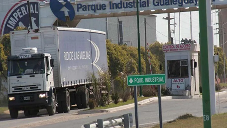 En los últimos días el Parque Industrial de Gualeguaychú comenzó con una ola de despidos que golpea duro en los hogares de la comunidad.
