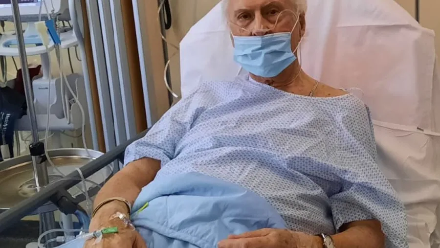 Pino Solanas informó que está internado con coronavirus en París