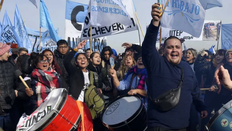 La idea de otorgar un “Salario Básico Universal (SBU)” a los trabajadores no reconocidos por el mercado formal, con mayor riesgo de bordear extremos de indigencia, reactivó un proyecto parlamentario presentado en mayo pasado. La idea de otorgar un “Salario Básico Universal (SBU)” a los trabajadores no reconocidos por el mercado formal, con mayor riesgo de bordear extremos de indigencia, reactivó un proyecto parlamentario presentado en mayo pasado.