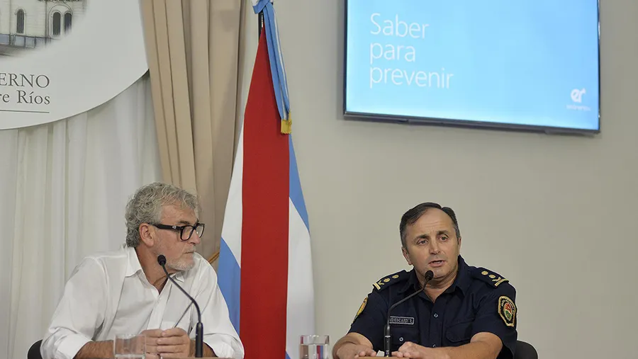 El secretario de Políticas Sanitarias y Bienestar del Ministerio de Salud, Guillermo Zanuttini y el jefe de la Policía Departamental de Parará, Raúl Menescardi, se refirieron a las acciones tomadas por el gobierno para que se cumpla el aislamiento. El secretario de Políticas Sanitarias y Bienestar del Ministerio de Salud, Guillermo Zanuttini y el jefe de la Policía Departamental de Parará, Raúl Menescardi, se refirieron a las acciones tomadas por el gobierno para que se cumpla el aislamiento.