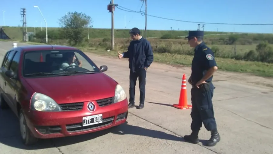 policía en los ingresos a Gualeguaychú policía en los ingresos a Gualeguaychú
