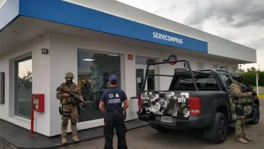La policía requisó una estación de servicio de San Lorenzo, ubicada en Urquiza 1940, a nombre de Aníbal Porri. La policía requisó una estación de servicio de San Lorenzo, ubicada en Urquiza 1940, a nombre de Aníbal Porri.