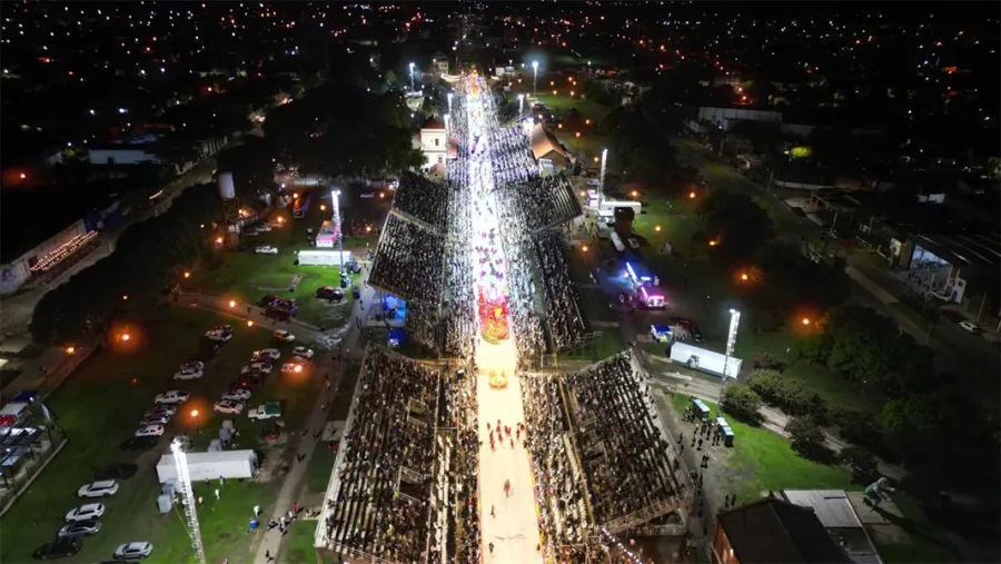 Más de 23 mil espectadores presenciaron el Carnaval del País. Anoche la comparsa Papelitos no desfiló a raíz del deceso de uno de sus integrantes y la jornada no será puntuable. (Foto: Prensa del Carnaval).