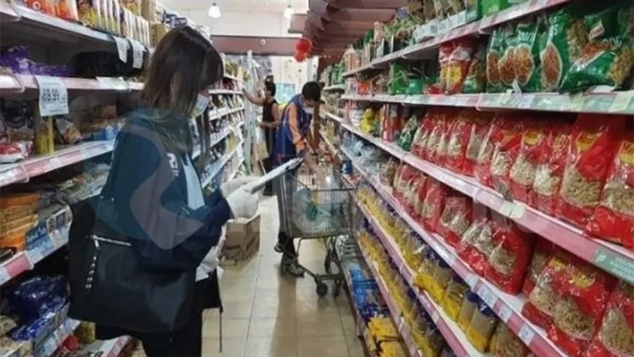 El relevamiento de la asociación Consumidores Libres pone de manifiesto la diferencia que existe entre las grandes cadenas de supermercados con los comercios y autoservicios de barrio. El relevamiento de la asociación Consumidores Libres pone de manifiesto la diferencia que existe entre las grandes cadenas de supermercados con los comercios y autoservicios de barrio.